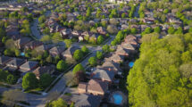 فوتیج هوایی حرکت روی خانه های مسکونی حومه شهری